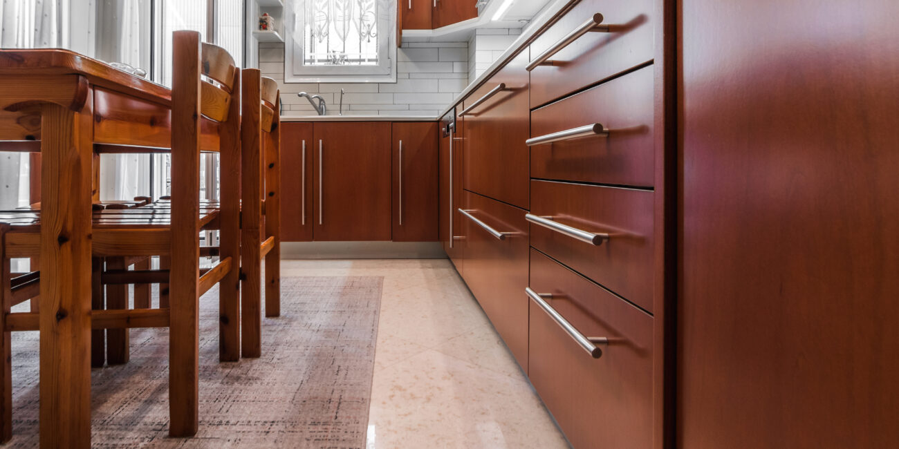 brown_kitchen_tsolnaras_3